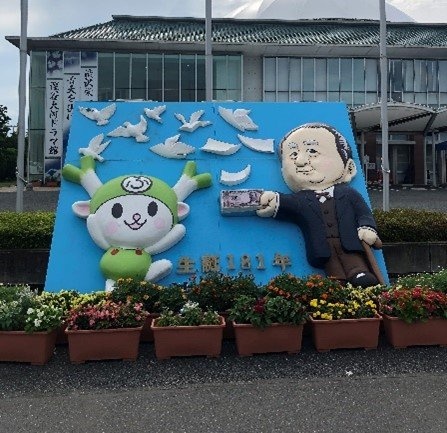 ふっかちゃんに「お小遣い」渡してる...？　深谷にある「渋沢栄一レリーフ」に反響→市にデザインの意図を聞いた