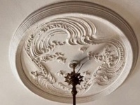北海道の洋館「豊平館」では、上を向くのを忘れずに　明治天皇も泊まったホテルの美しき〝漆喰芸術〟