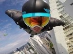 ウイングスーツで市街地降下！　『GoPro』を使ったスカイダイビング映像が大迫力