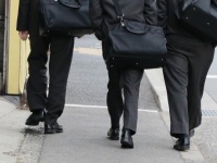 「ブロックの上に座って話し込む男子高校生たち。カートを押した老女がゆっくり横断歩道を渡っていると...」（神奈川県・70代以上男性）