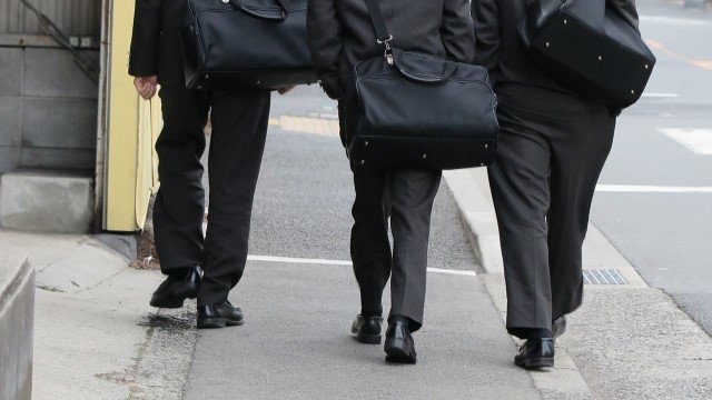 「ブロックの上に座って話し込む男子高校生たち。カートを押した老女がゆっくり横断歩道を渡っていると...」（神奈川県・70代以上男性）