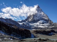 スイスアルプスの氷河が溶け、未知の遺体と墜落した飛行機の残骸が発見される