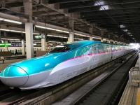 JR東日本のE5系。北海道新幹線（H5系）ではカラーリングが異なる（lllnorikolll-300ERさん撮影、Flickrより）