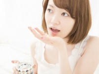 ○○を飲むとニキビが減る!?　働く女性が体調管理のために飲んでいるサプリメント