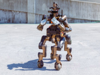 得意技は空手チョップ。半人半獣タイプの災害対応ロボット「ケンタウロ」未来の救世主になるための開発が進められる