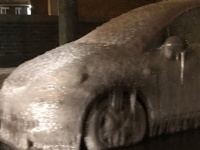 完全に凍った車(c)Twitter
