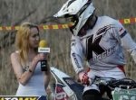 モトクロスバイクの現場で美女がインタビュー。→彼女に悲劇が…！