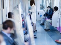 圧倒的多数で選ばれたのは「〇〇の隣」！　女性は電車ではどんな人の隣を選びがち？