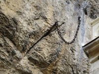 フランス版のエクスカリバーとして知られる聖剣が1300年の月日を経て崖から突如消える