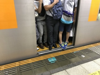 通勤ラッシュの東海道線に乗って入試へ向かう娘が、車内で嘔吐。すると周りの乗客たちが（愛知県・60代女性）