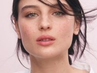 バームなのに自然なマット仕上げ。アルマーニ ビューティ人気マルチカラーバームに新色登場