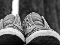 VANs(ヴァンズ)のスニーカーは足で床に放り投げると必ず靴底で着地する！？海外ツイッター民が実験しまくる