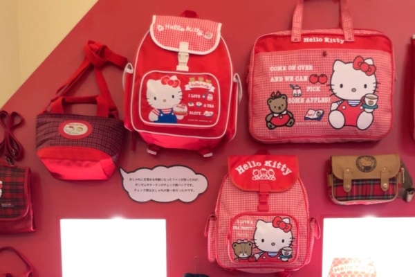 懐かしいグッズがズラリ。大人気開催中の「Hello Kitty展」は、平成女児にはたまらない内容だった……！