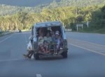 危ないけど楽しそう！　オンボロの車でみんなでワイワイ♪