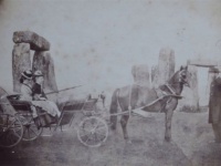 ストーンヘンジで撮られた記録上最古の家族写真（約150年前）