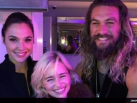 『ジャスティス・リーグ』アクアマン役ジェイソン・モモア、大作で共演した2人の美女との仲睦まじい写真を投稿し話題に