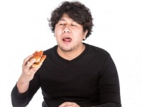 暴飲暴食？　食欲減退？　精神的に滅入ったとき、みんなの食欲はどうなる？