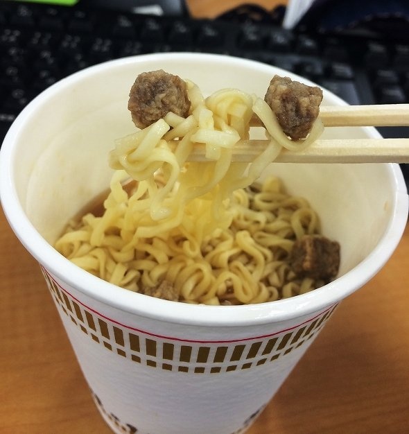 謎肉が...麺に絡む！