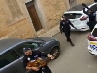 コロナ封鎖で隔離状態の住民たちに歌のサービスをする警察官（マヨルカ島）