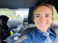捨て犬を発見し保護した警察官、パトカーの中で特別な絆を結び家族に迎え入れる