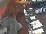 武器は… おたま！？　キッチン用品だけで強盗を撃退してしまったコックさんたちの動画