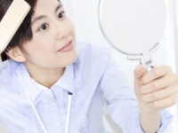 ギョエェエ!!　会社のトイレで驚いた「メイク直し中の女性」の姿・5パターン