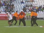 ラグビー大会の会場に男が乱入！⇒意外な結果が待っていた…