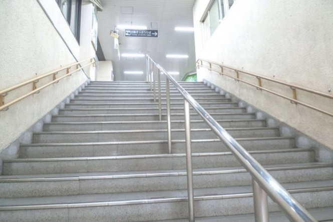 階段の上で悩むおばあちゃんがいて......(画像はイメージ)