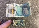 お札が縮んでしもた！　新しい５ポンド札が導入されたイギリスでまさかの悲劇