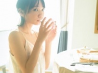 椿野ゆうこ1st写真集『椿の色』⒞KADOKAWA