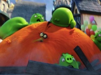 前園真聖の声を探せ！　『アングリーバード』膨らむ鳥・バブルスがピッグ軍団にブチ切れる本編映像到着