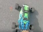 速すぎる！笑　目の前の道路を時速２６０キロで通過するラジコンカー。