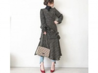 黒のフリルワンピは、赤パンプスでレディを足し算　＃東京365日コーデ