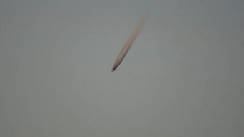 長い尾のある奇妙な茶色の物体がスイス上空に出現！陰謀論者が「ケム・トレイル！」と騒ぎ出す