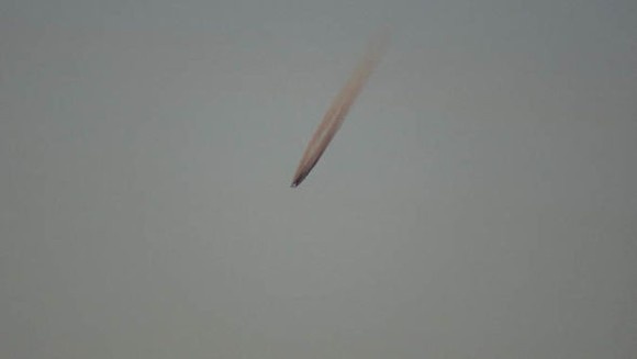 長い尾のある奇妙な茶色の物体がスイス上空に出現！陰謀論者が「ケム・トレイル！」と騒ぎ出す