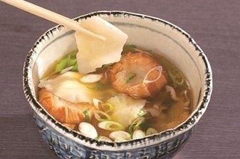 小麦粉を練って作る郷土料理「はっと」。美味しさのあまりにコメ作りをおろそかにされる、と領主が案じて「御法度」にしたことから「はっと」という名前になった。