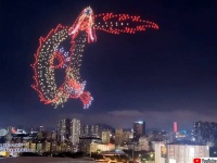 夜空を舞うドラゴンの圧倒的存在感。約1,400台のドローンで演出