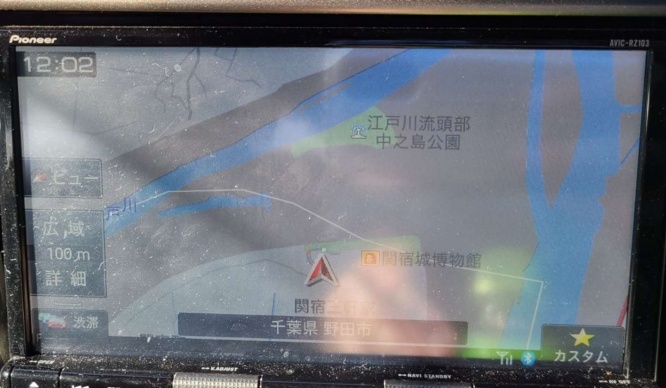 駐車場に着いた時のカーナビ。白いラインが県境(汚くてごめんなさい)