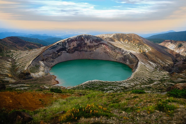 五色岳と御釜 | Mt. Goshikidake & Lake Okama
