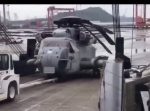 危ない！！　巨大なヘリコプターを船内に乗せている最中に…？
