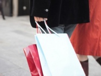 男性のホンネ！　彼女の買い物、一緒に行きたい？⇒56.1％が……