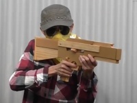 「輪ゴム銃」でマシンガンを作ってしまった大人たちがとても楽しそう