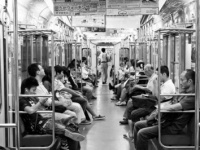 若者だけじゃないよっ！　「年配の人の電車マナー」で気になること5つ