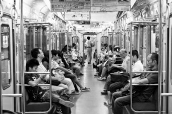 若者だけじゃないよっ！　「年配の人の電車マナー」で気になること5つ