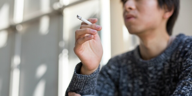 煙草を吸う男性