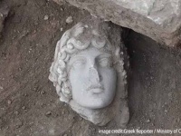 1800年前の大理石のアポロ像の頭部がマケドニアの遺跡で発見