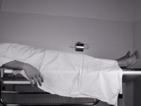 医師が臨終宣言。だが本当は死んでいなかった。生きたまま埋葬されそうになった男性（インド）