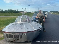 いったいどういうことだってばよ？パトカーが謎のUFOに停止命令