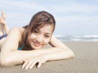 内心ニンマリ！　男性に褒められた女性の「水着姿」4選