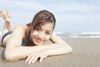 内心ニンマリ！　男性に褒められた女性の「水着姿」4選